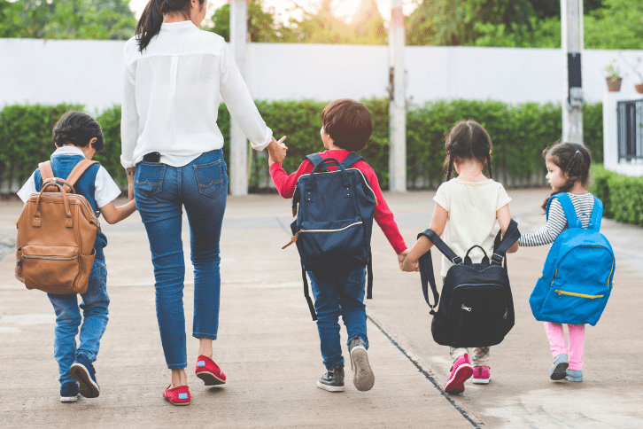 family kids sortie des écoles près de clermont ferrand-min